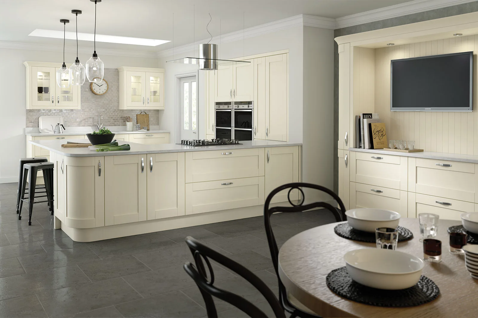 Cambridge painted shaker kitchen by Qantu Kitchens